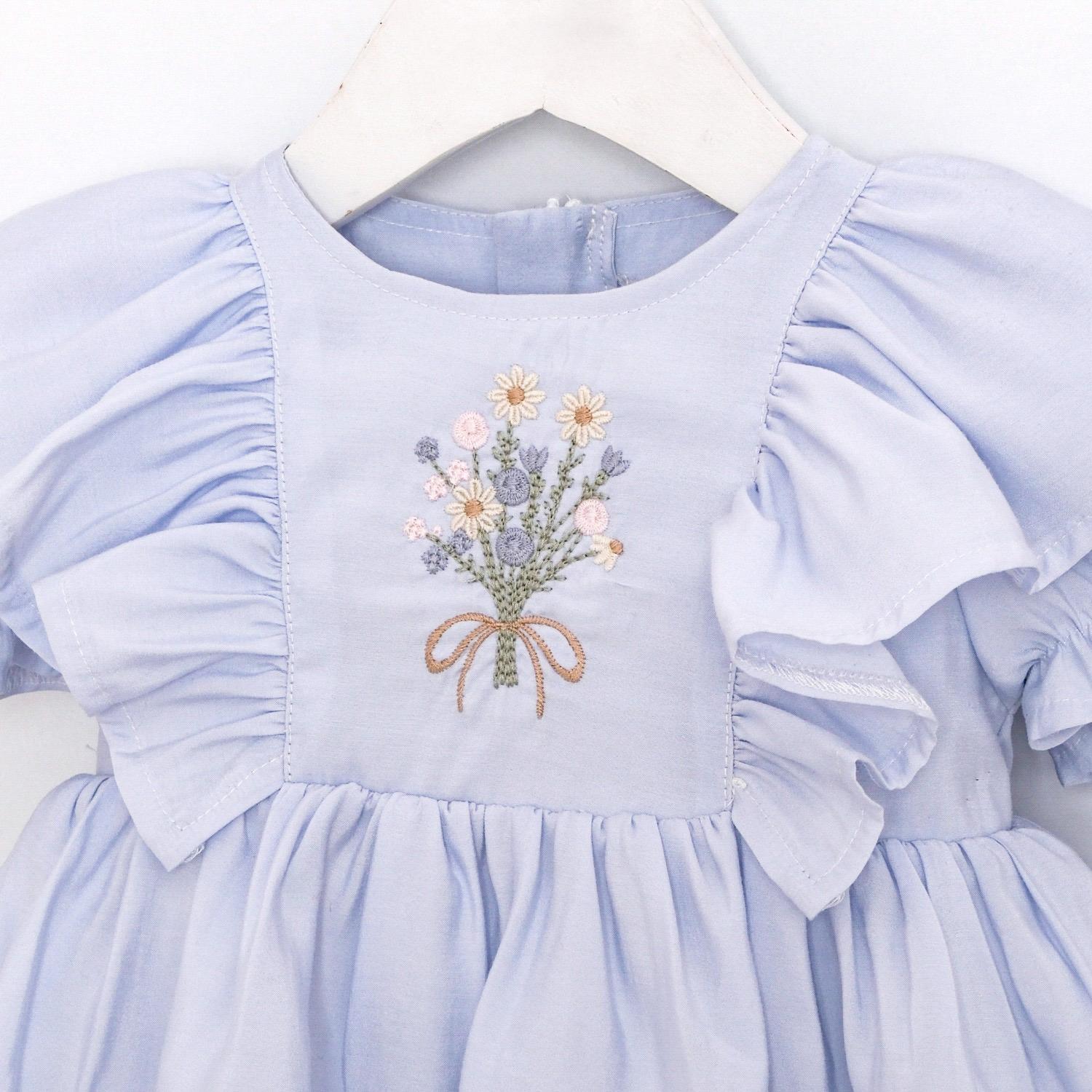 Volanlı Çiçek Nakışlı Mavi Elbise